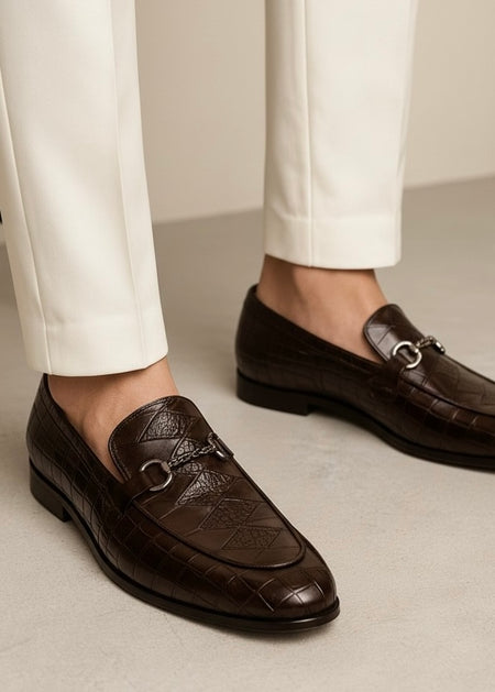 0035 CRAFTED WITH REFINED STITCHING AND A POLISHED PREMIUM FINISH.