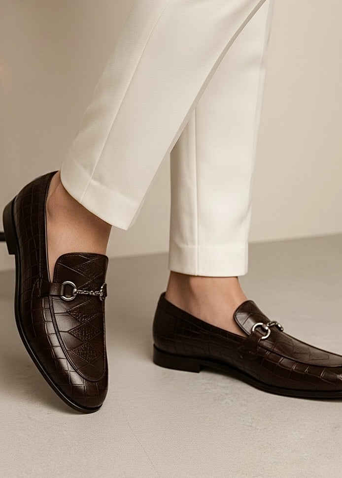 0035 CRAFTED WITH REFINED STITCHING AND A POLISHED PREMIUM FINISH.